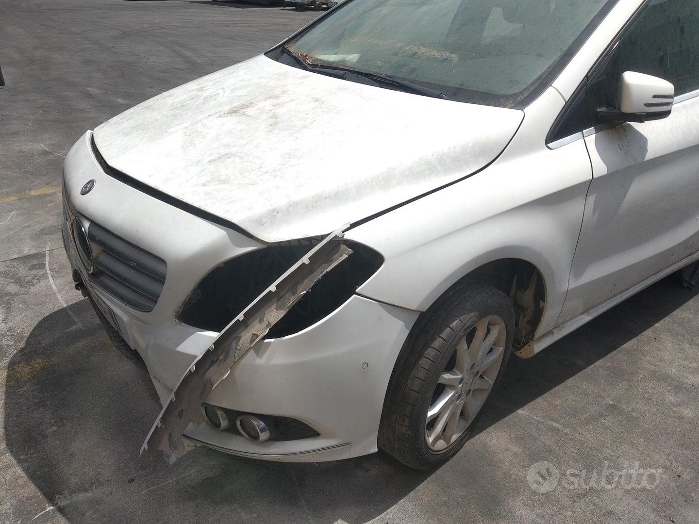 Mercedes classe B w246 2015 demolito per ricambi