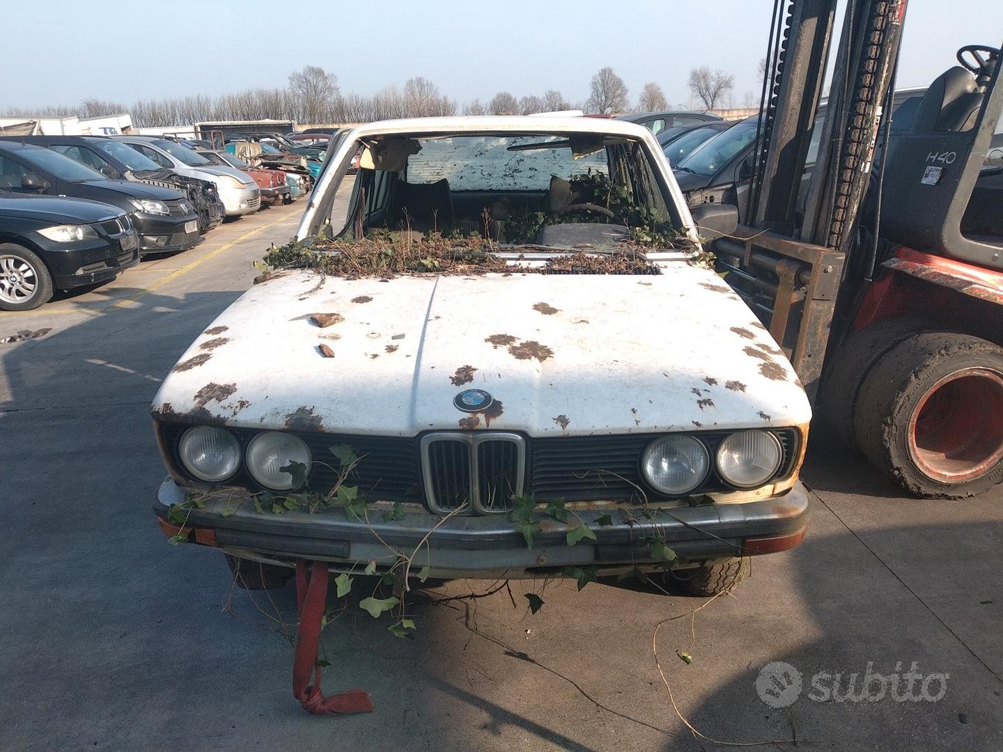 BMW SERIE 5 520i E12 demolita per ricambi